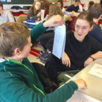 Der erste Schultag in Deutschland:
während die Deutschen in der GvB-Schulküche ein Mittagessen zubereiten, bekommen die Gäste eine spezielle Deutschstunde - mit Spaß, wie man sieht!