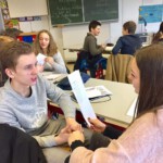 Der erste Schultag in Deutschland:
während die Deutschen in der GvB-Schulküche ein Mittagessen zubereiten, bekommen die Gäste eine spezielle Deutschstunde - mit Spaß, wie man sieht!