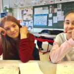 Der erste Schultag in Deutschland:
während die Deutschen in der GvB-Schulküche ein Mittagessen zubereiten, bekommen die Gäste eine spezielle Deutschstunde - mit Spaß, wie man sieht!